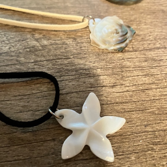 Hawaii shell Necklaces - Picture 2 of 3